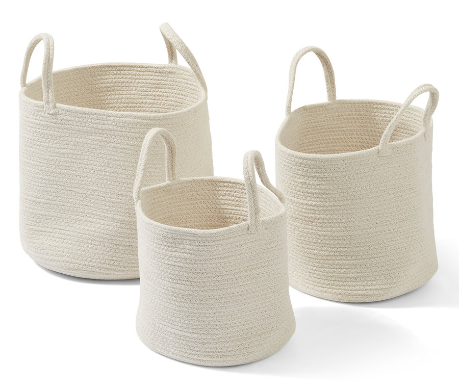 Drei beige geflochtene Aufbewahrungskörbe unterschiedlicher Größe mit Griffen.