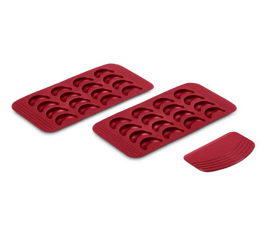 Zwei rote Vanillekipferl-Backmatten und ein Ausstecher.