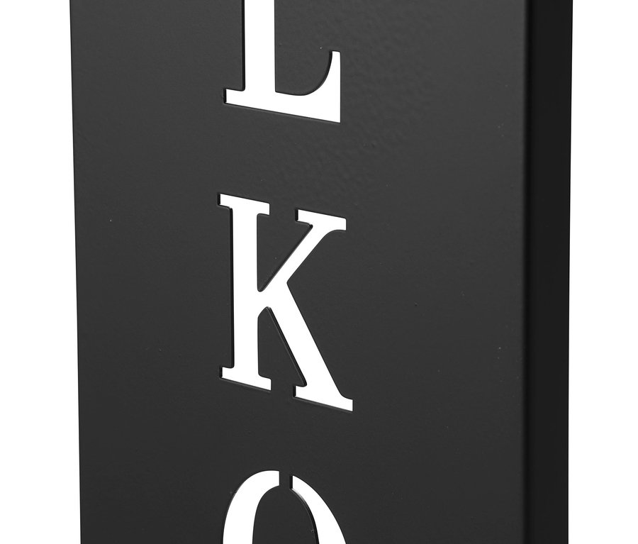 Detailansicht des schwarzen Standschilds »Willkommen« mit weißer Schrift.