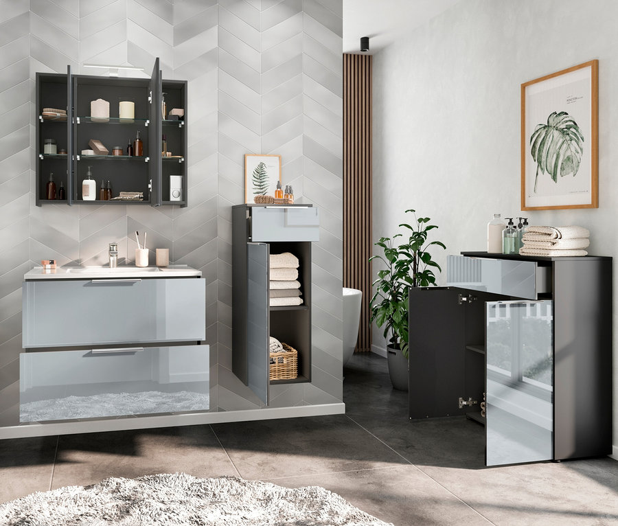 Badezimmer-Anordnung mit Waschtisch, Spiegelschrank, Mediumschrank »Vasio«, Kommode »Vasio« und Schrank »Vasio«.