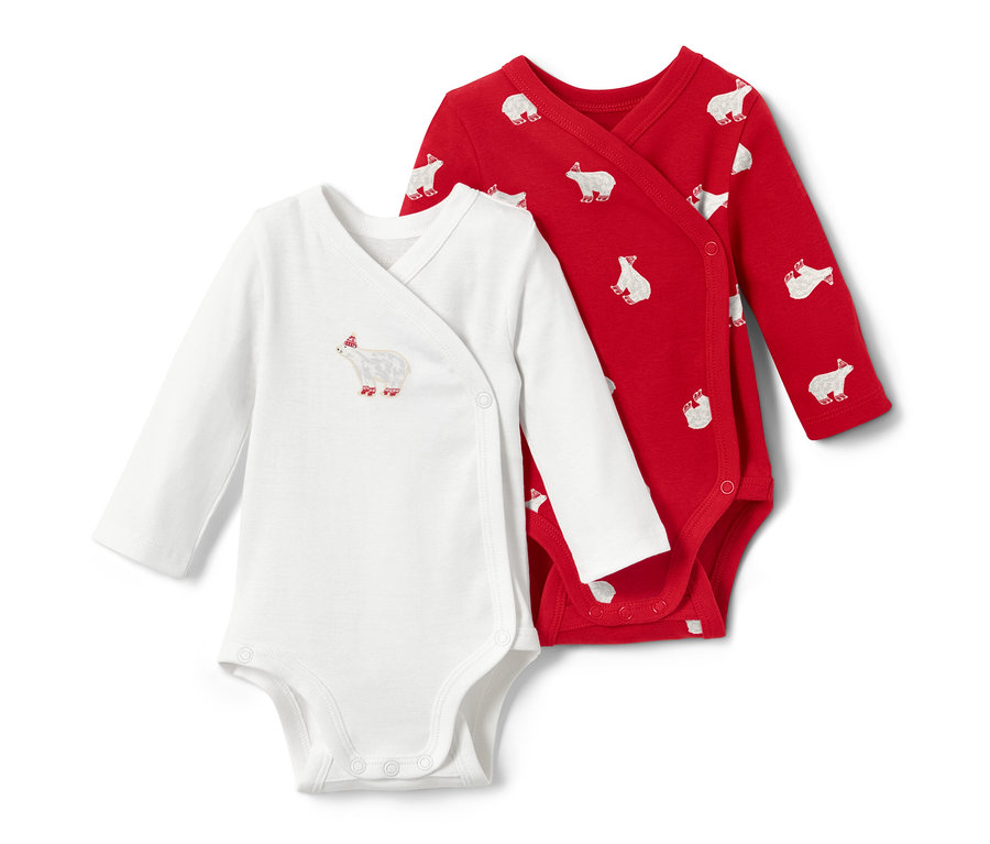 Zwei Kinder-Langarmbodys: ein weißer mit Eisbärmotiv und ein roter mit Eisbärenmuster.