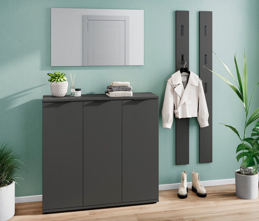 Eingangsbereich mit Schuhschrank, Spiegel »Osby«, Garderobe und Topfpflanzen.