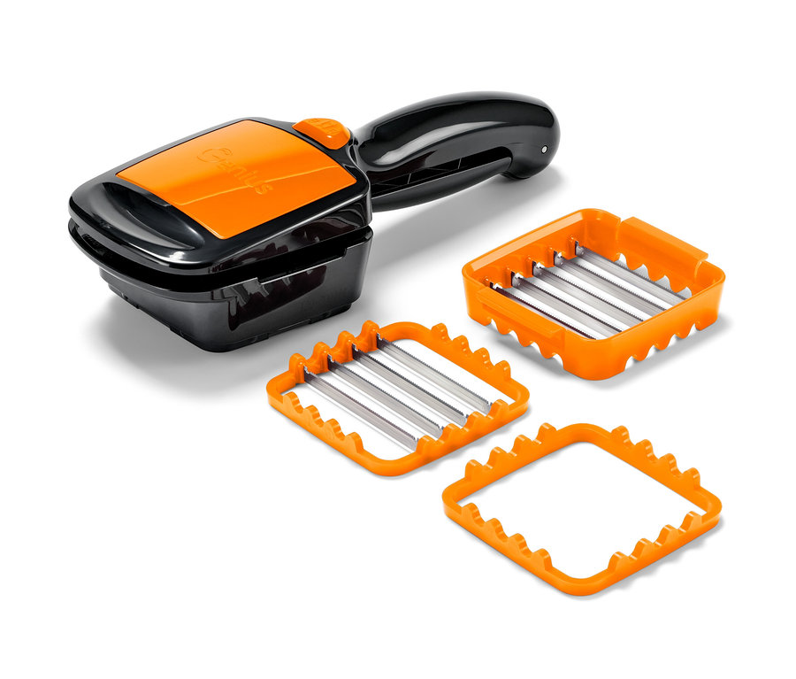 Schwarzer Nicer Dicer Quick XXL, 4-teilig mit orangefarbenen Aufsätzen auf weißem Hintergrund.