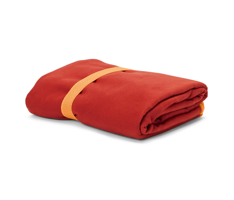 Zusammengelegtes Outdoor-Handtuch, ca. 70 x 140 cm, mit orangefarbenem Band.