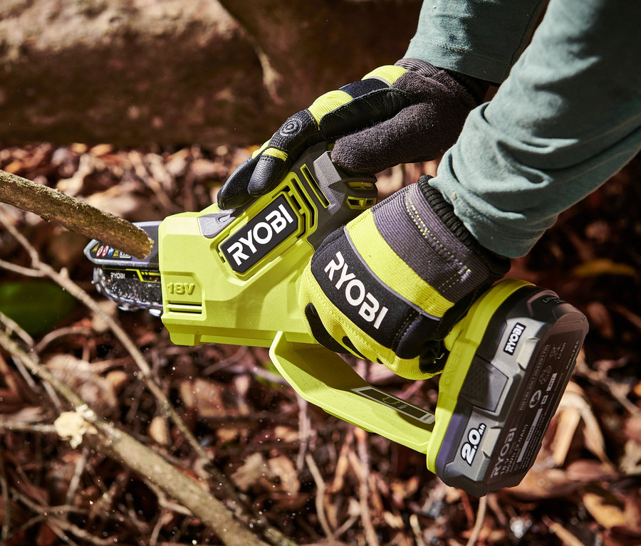 Person mit RYOBI 18 V One+ Akku-Einhand-Kettensäge sägt einen Ast.