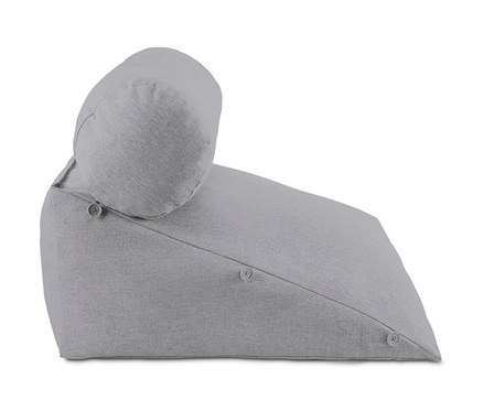 Graues Rückenkissen mit Nackenrolle.