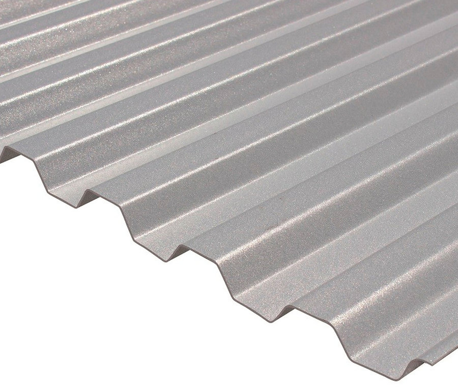 Detailaufnahme von grauem, gewelltem Dachmaterial.