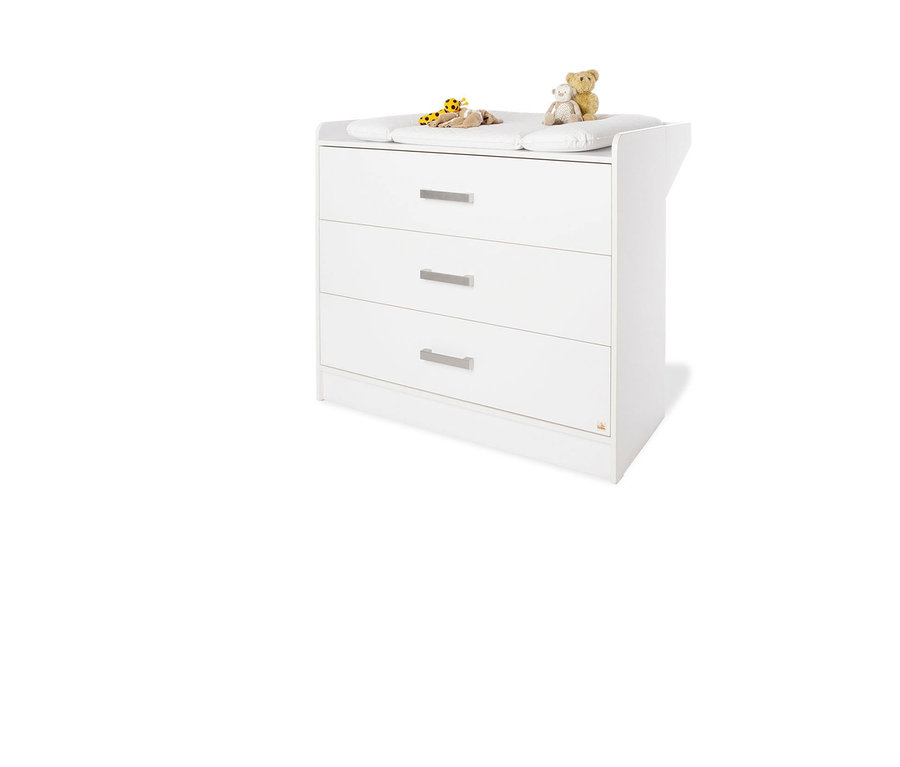 Weisse Kommode mit drei Schubladen. Auf der Kommode liegen eine Wickelauflage und Stofftiere. 3-teiliges Pinolino Set »Viktoria« breit