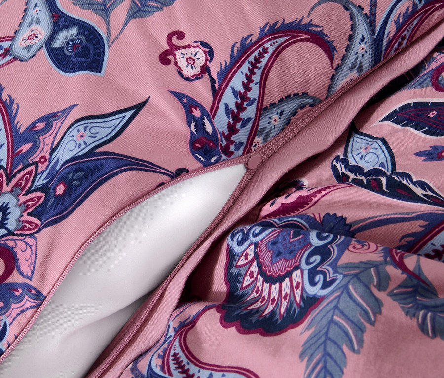 Detailansicht einer rosafarbenen Winterjersey-Bettwäsche mit Blumenmuster und Reißverschluss.