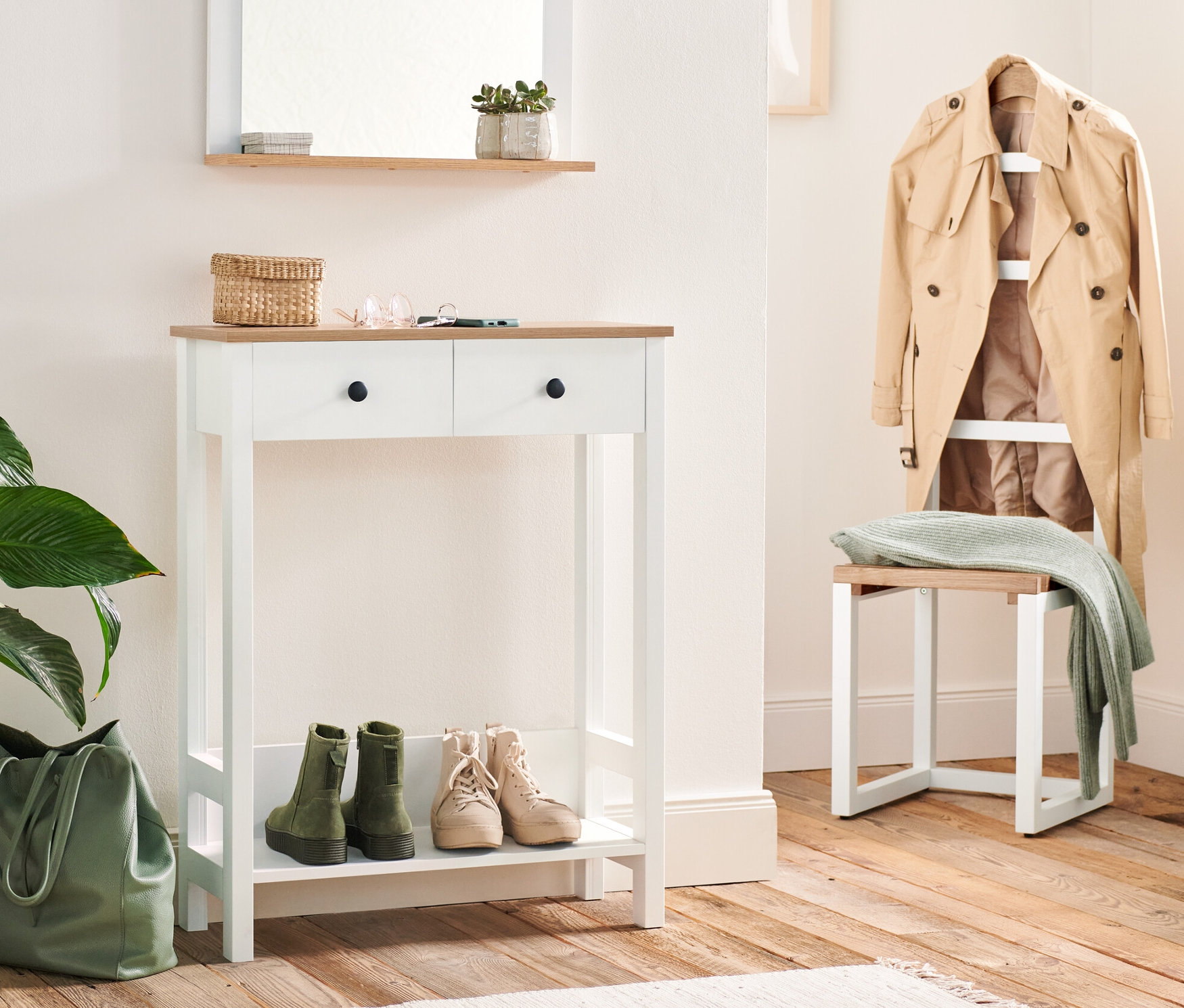 Flur mit Spiegel »Jelda«, weiß/eiche, Stummer Diener und Konsole mit 2 Schubladen. Auf der Konsole liegen Schlüssel und ein Weidenkorb. Unter der Konsole stehen Schuhe, daneben eine grüne Tasche.