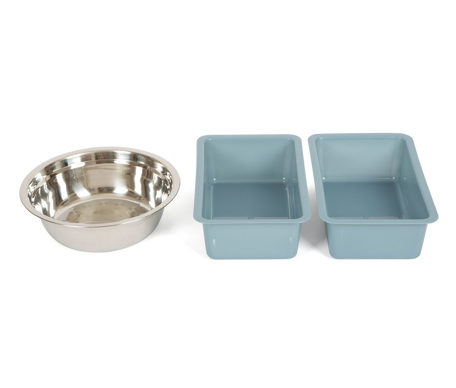 Eine Edelstahlschüssel und zwei blaue Plastikbehälter. small foot Matschküche kompakt.