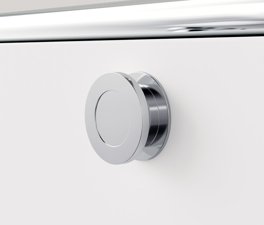 Detail einer weißen Metallkommode »CN3« mit rundem, silberfarbenem Griff.