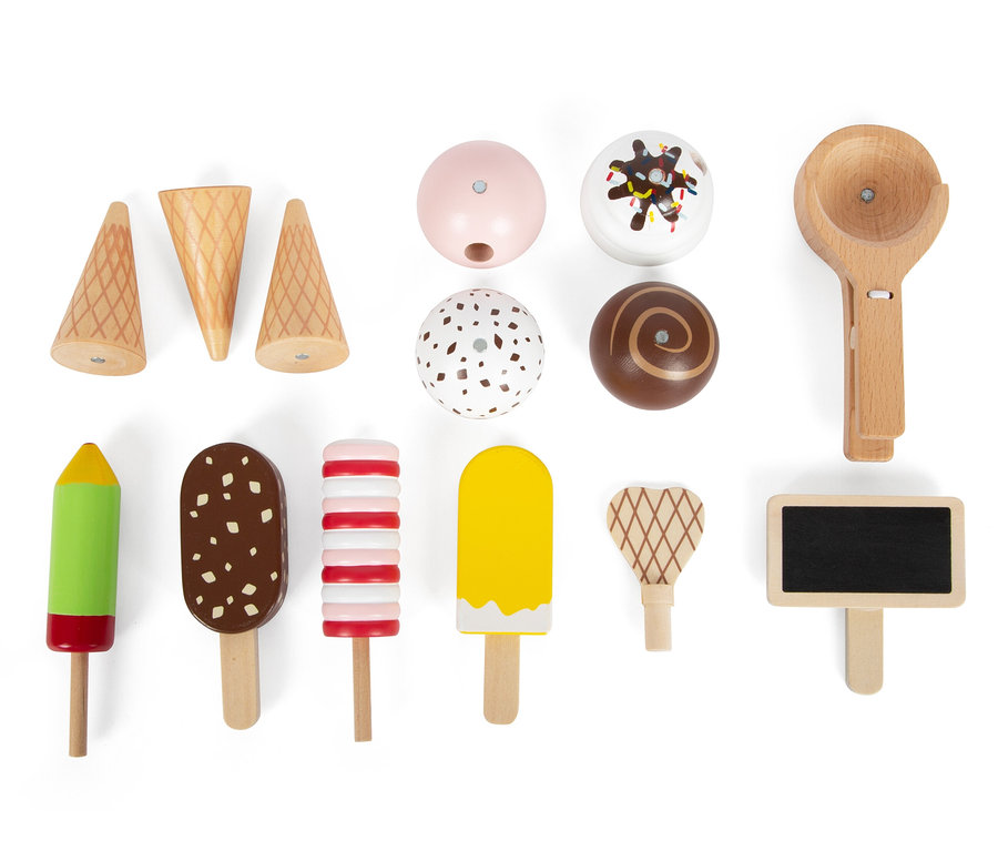 Holz-Eis-Set mit Eiswaffeln, Kugeln und Stieleis auf weißem Hintergrund, inklusive small foot Eisständer »Fresh«.