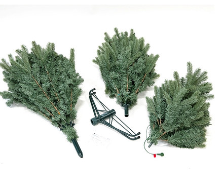 Einzelteile des künstlichen Weihnachtsbaums »Roswell« mit LED-Lichterkette, 150 cm, liegen auf einem weißen Untergrund.