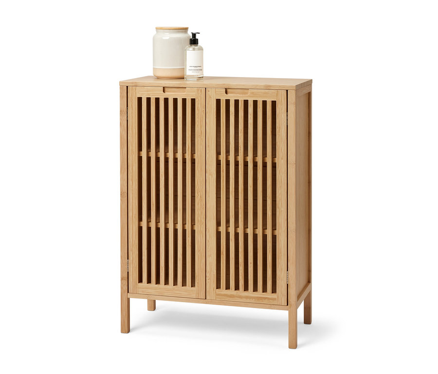 Ein Sideboard aus Bambus mit zwei Türen. Auf dem Sideboard stehen eine Dose und ein Seifenspender.