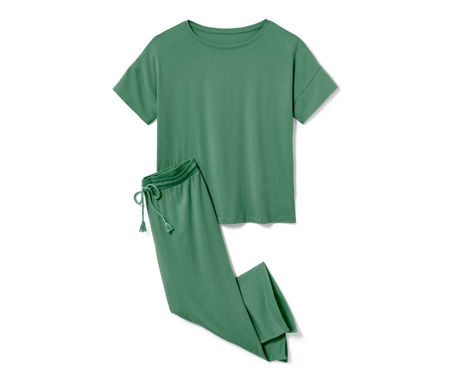 Grünes 3/4-Pyjama-Set mit Kurzarm-T-Shirt und Hose mit Kordelzug in der Taille.