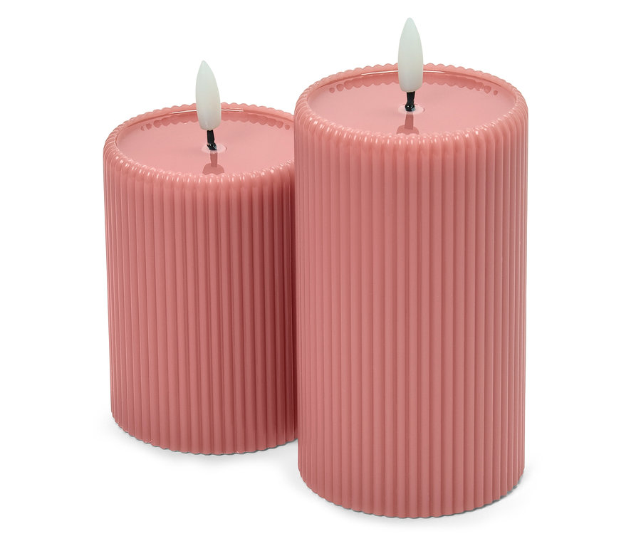 Zwei rosa Stumpenkerzen mit geriffelter Oberfläche und LED-Flammen.