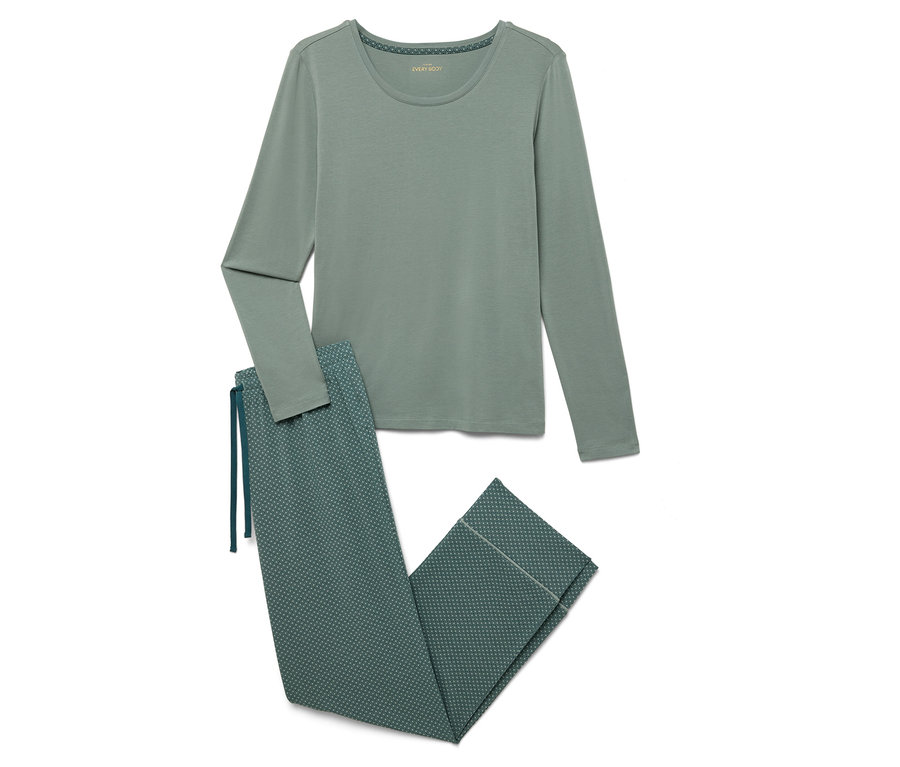 Grüner Schlafanzug mit langen Ärmeln und gemusterter Hose.