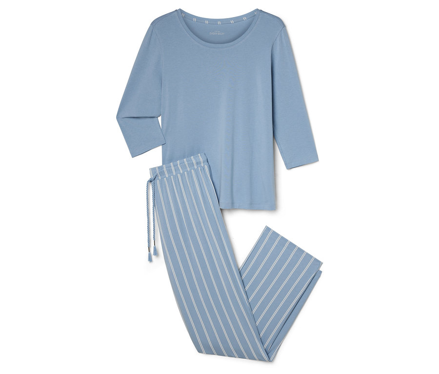 Hellblauer Schlafanzug mit einem Oberteil mit Dreiviertelärmeln und einer gestreiften Hose.