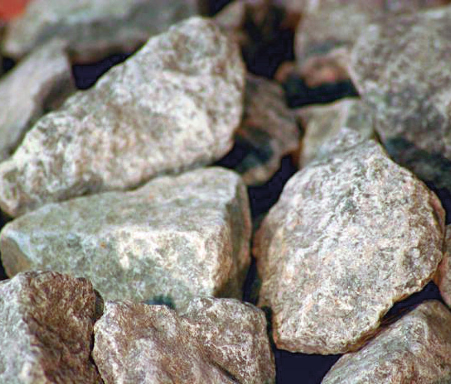 Nahaufnahme eines Haufens grauer und brauner Steine unterschiedlicher Größen und Formen.