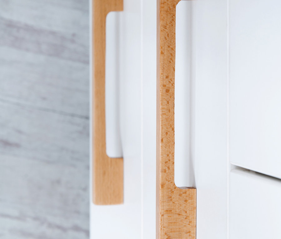 Detailaufnahme von Griffen des dreitürigen roba »Finn« Kleiderschranks.