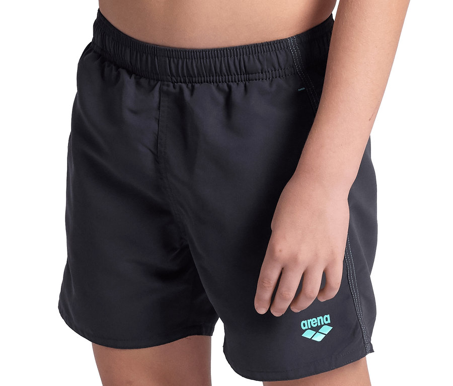 Junge trägt schwarze Arena Kinder-Beach Boxer Solid R.