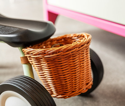 Nahaufnahme eines PUKY Laufrads PUKYLINO BUNDLE mit Weidenkorb.