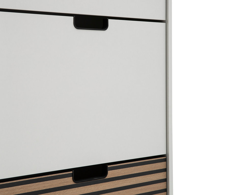 Detailansicht des oberen Teils des zweiteiligen Schuhschranks „Ryker“ in Mattweiß.