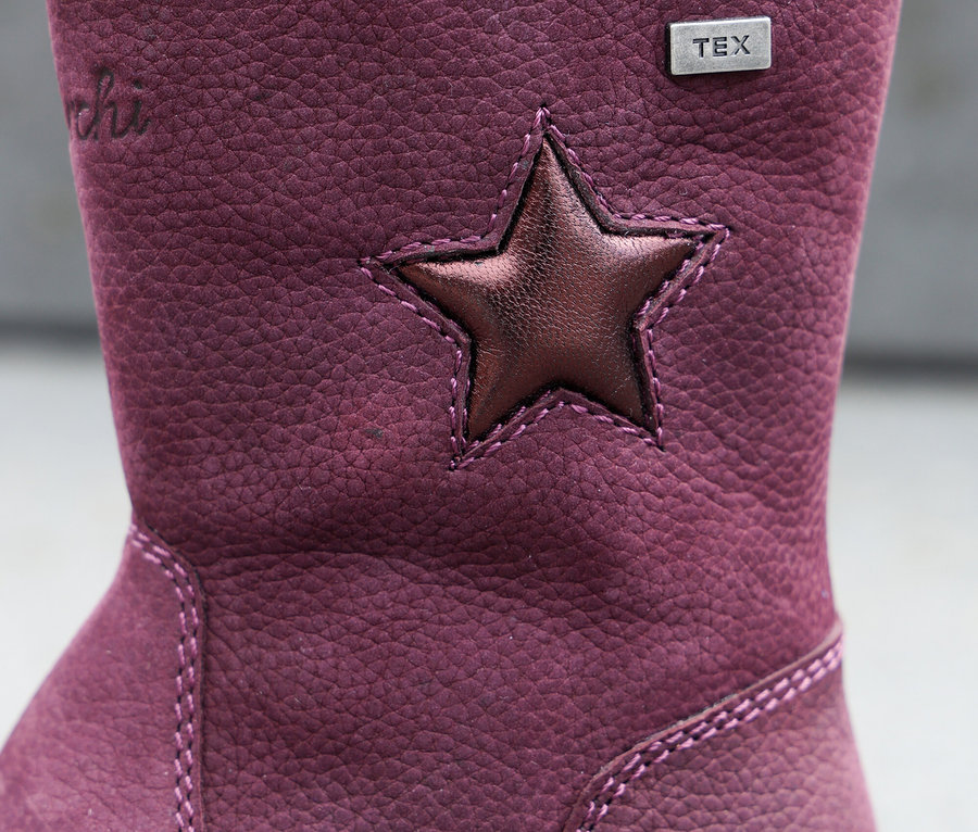 Detailaufnahme eines lilafarbenen LURCHI »Romisha-TEX« Stiefels mit Stern und TEX-Label.