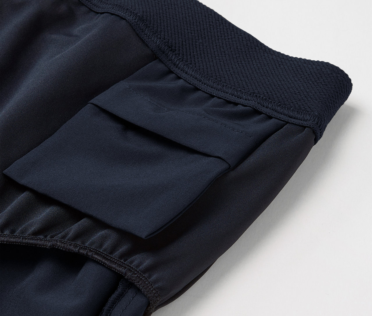 Detailaufnahme von dunkelblauen Shorts mit Tasche.