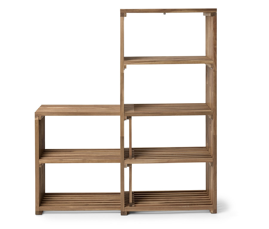 Ein hölzernes Regal mit vier Regalböden auf der rechten Seite und zwei Regalböden auf der linken Seite.