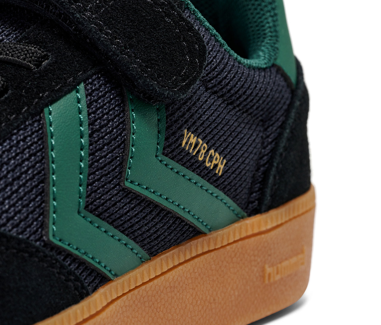 Detailaufnahme eines Hummel VM78 CPH JR Schuhs in Schwarz und Grün mit brauner Sohle.