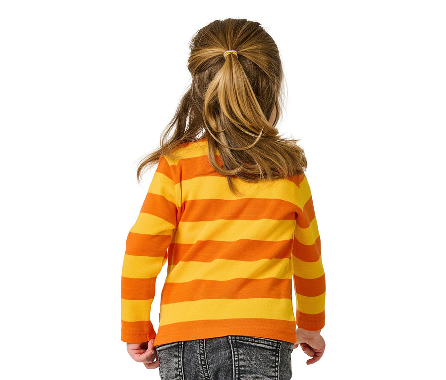 Rückansicht eines Mädchens mit braunen Haaren, die zu einem Pferdeschwanz zusammengebunden sind, in einem gelb-orange gestreiften Langarmshirt und Jeans.