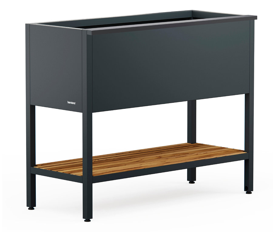 Ein erhöhter, rechteckiger Pflanzkasten aus grauem Metall steht auf einem schwarzen Metallgestell mit einem hölzernen Ablageboden.