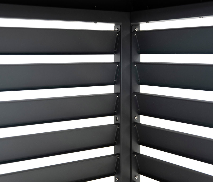 Nahaufnahme einer Ecke eines schwarzen Lamellenzauns.