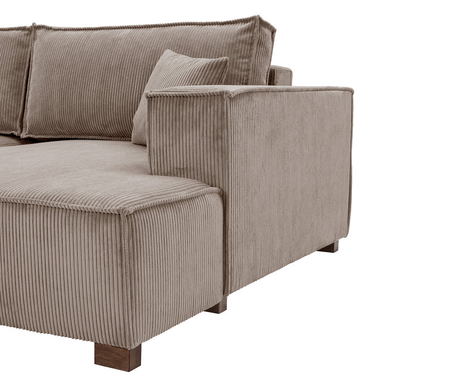 Detailansicht eines beigen Cord-Ecksofas mit Kissen auf Holzfüßen.