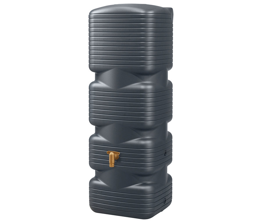 Eine graue Regenwassertonne mit goldenem Wasserhahn.