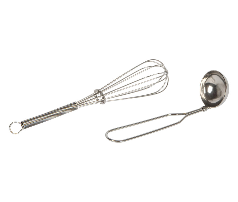 Schneebesen und Schöpfkelle aus der small foot Matschküche und Kaufladen liegen auf weißem Grund.