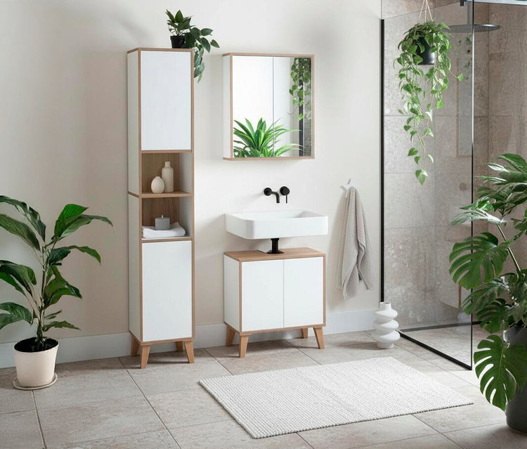 Ein Badezimmer zeigt einen Roba Hochschrank »Morena« in Grau mit Artisan-Eiche, neben einem Roba Waschbeckenunterschrank »Morena« in Weiß und Artisan-Eiche.