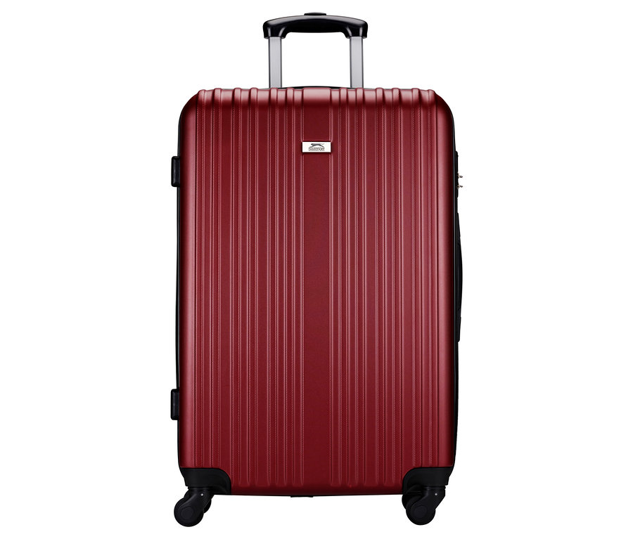 Ein einzelner, aufrechter, bordeauxroter Rollkoffer mit Teleskopgriff und vertikalen Rillen.