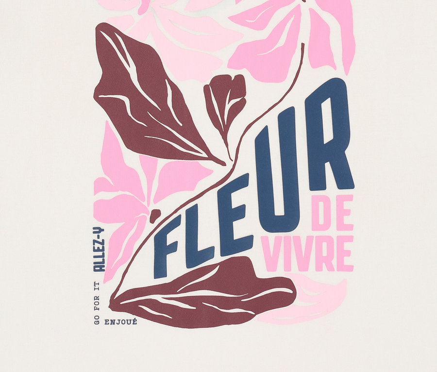 Nahaufnahme des CECIL Sweatshirts mit Blumenmuster und den Worten "Curious" und "Fleur de Vivre".