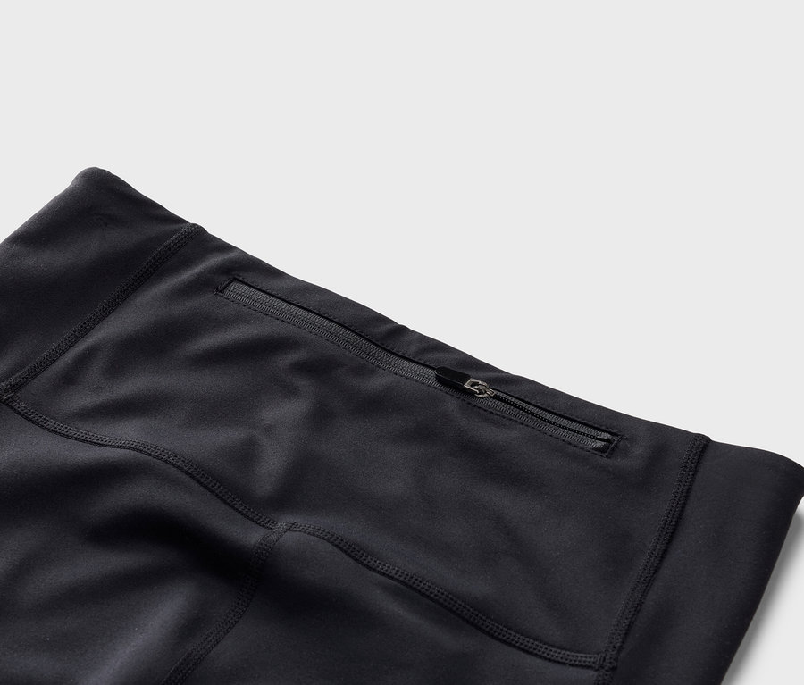 Detailaufnahme von schwarzen Leggings mit Reißverschlusstasche.