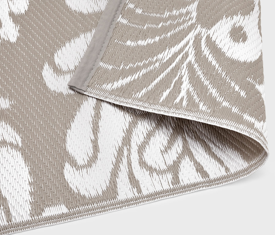 Nahaufnahme eines Outdoor-Teppichs mit grauem und weißem Muster.