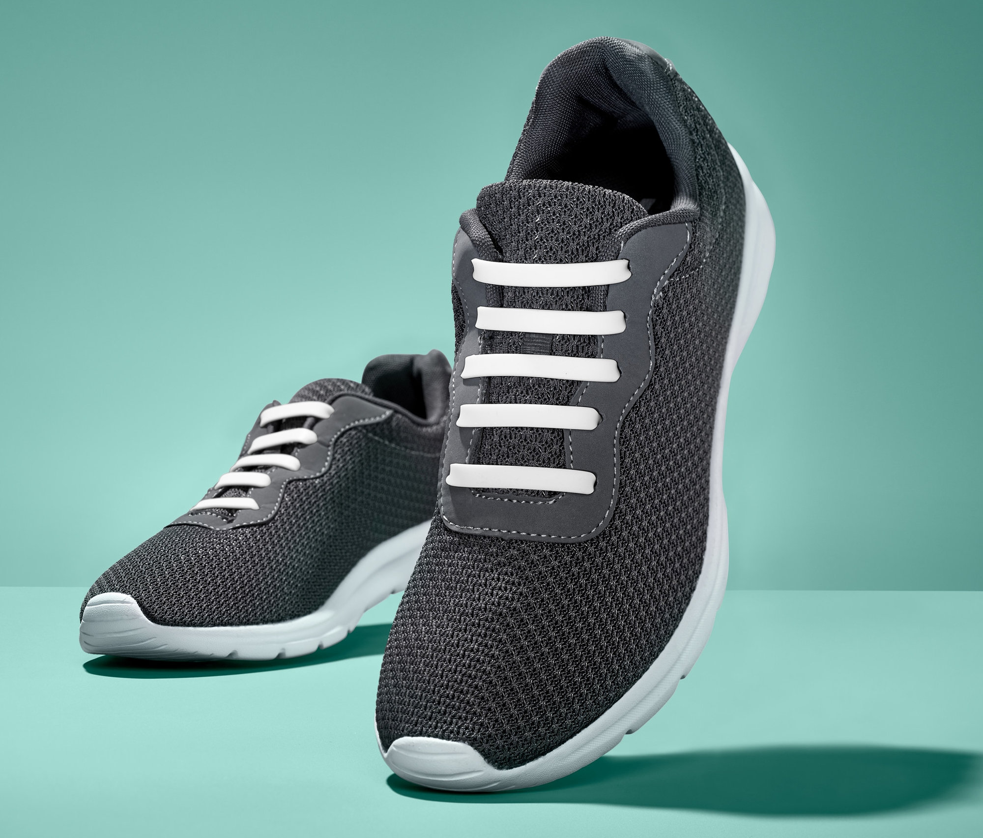 Zwei graue Schuhe mit Silikon-Schnürsenkeln 20 elastische Silikon-Schnürsenkel.