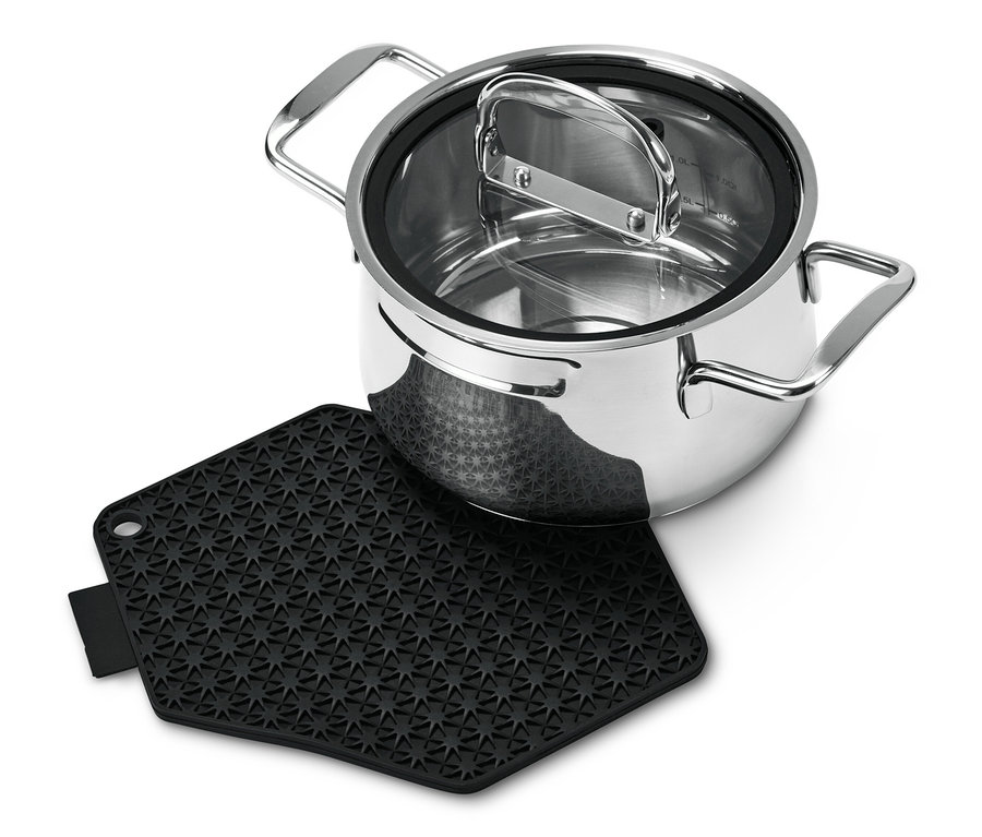 Ein Edelstahltopf mit Deckel steht auf einem schwarzen 3-in-1-Küchenhelfer.