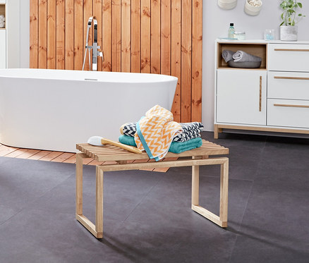 Badezimmer-Interieur mit Waschbeckenunterschrank »Eklund« mit zwei Schubladen, Kleiderleiter aus Eichenholz und Jacquard-Badetüchern.