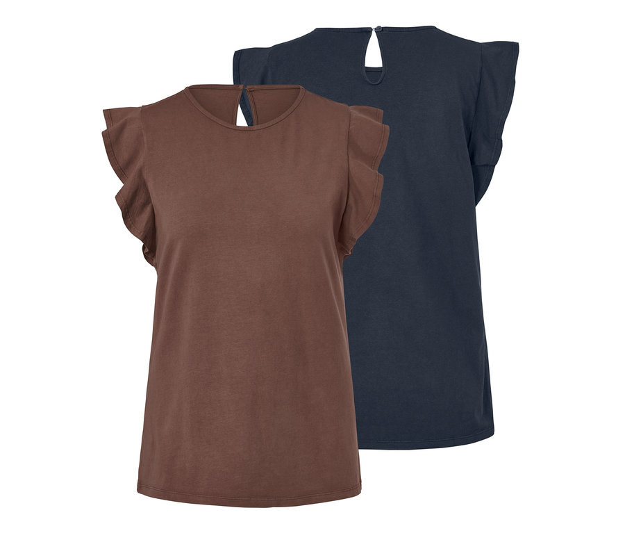 Zwei EarthColors®-Damen-Tops, eines in Braun und eines in Dunkelblau, mit Rüschenärmeln.