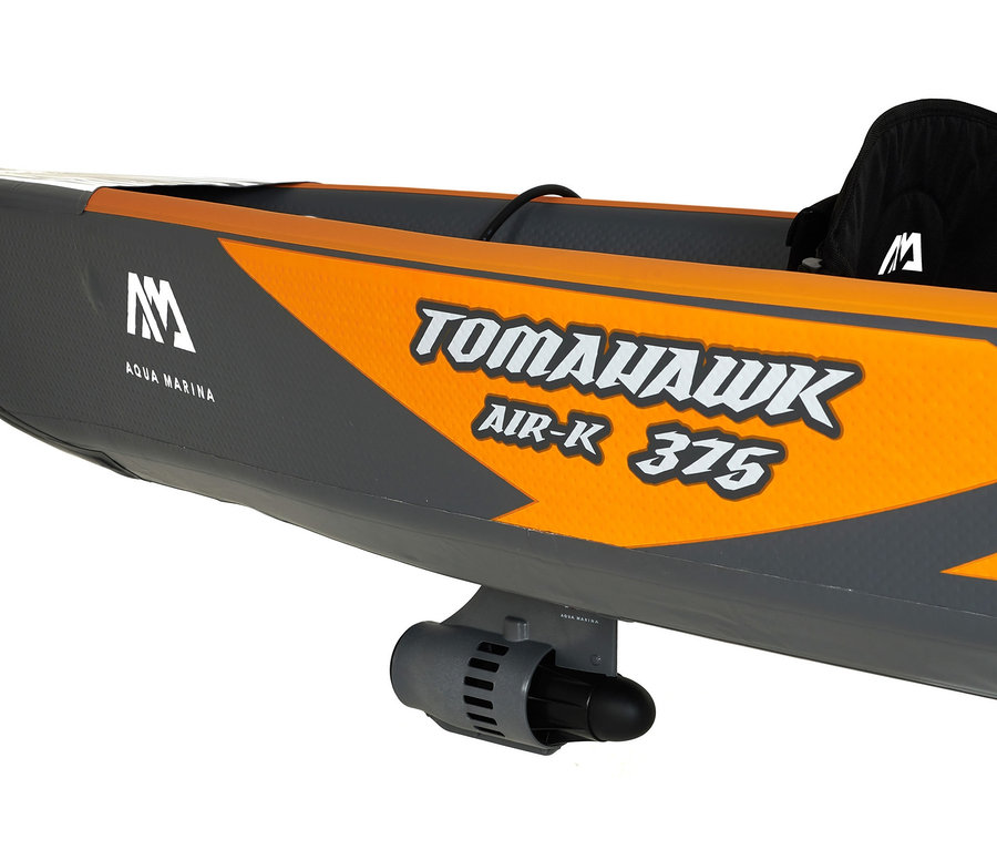 Detailansicht eines grauen und orangen Kajaks mit »BlueDrive S Power Fin« Motor.