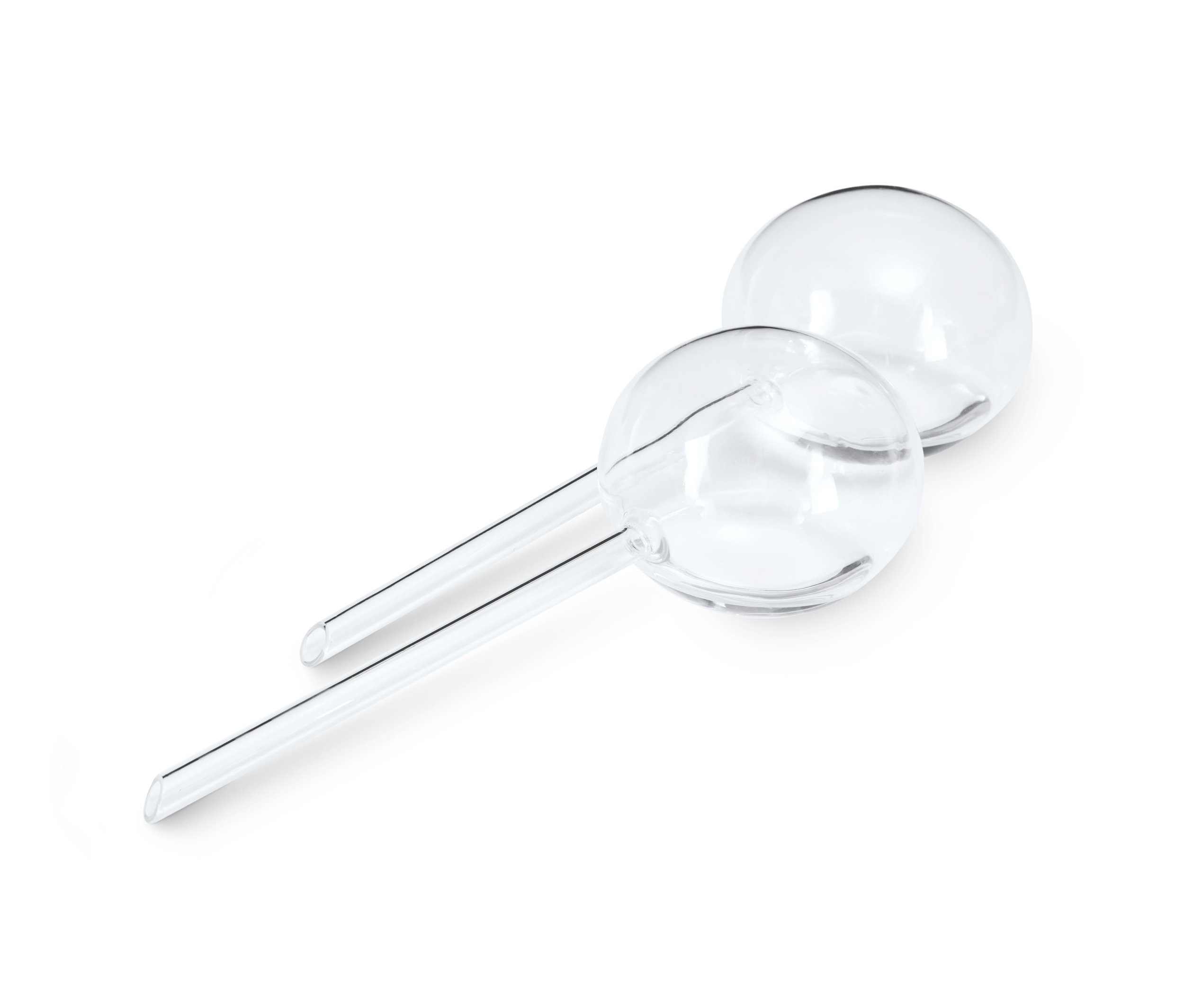 Zwei Bewässerungskugeln liegen auf weissem Grund.