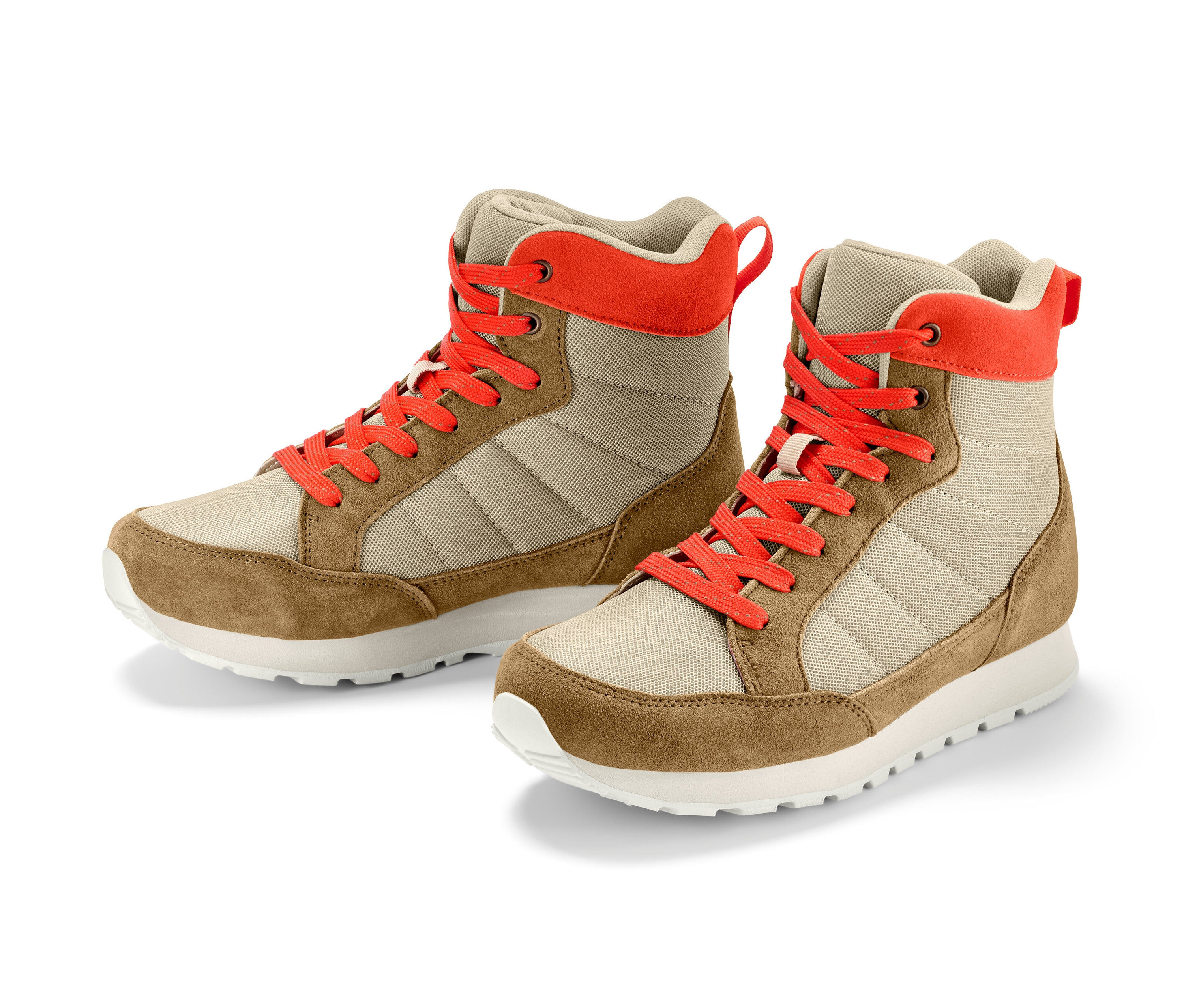 Zwei Trekkingschuhe in Braun und Beige mit orangefarbenen Schnürsenkeln.